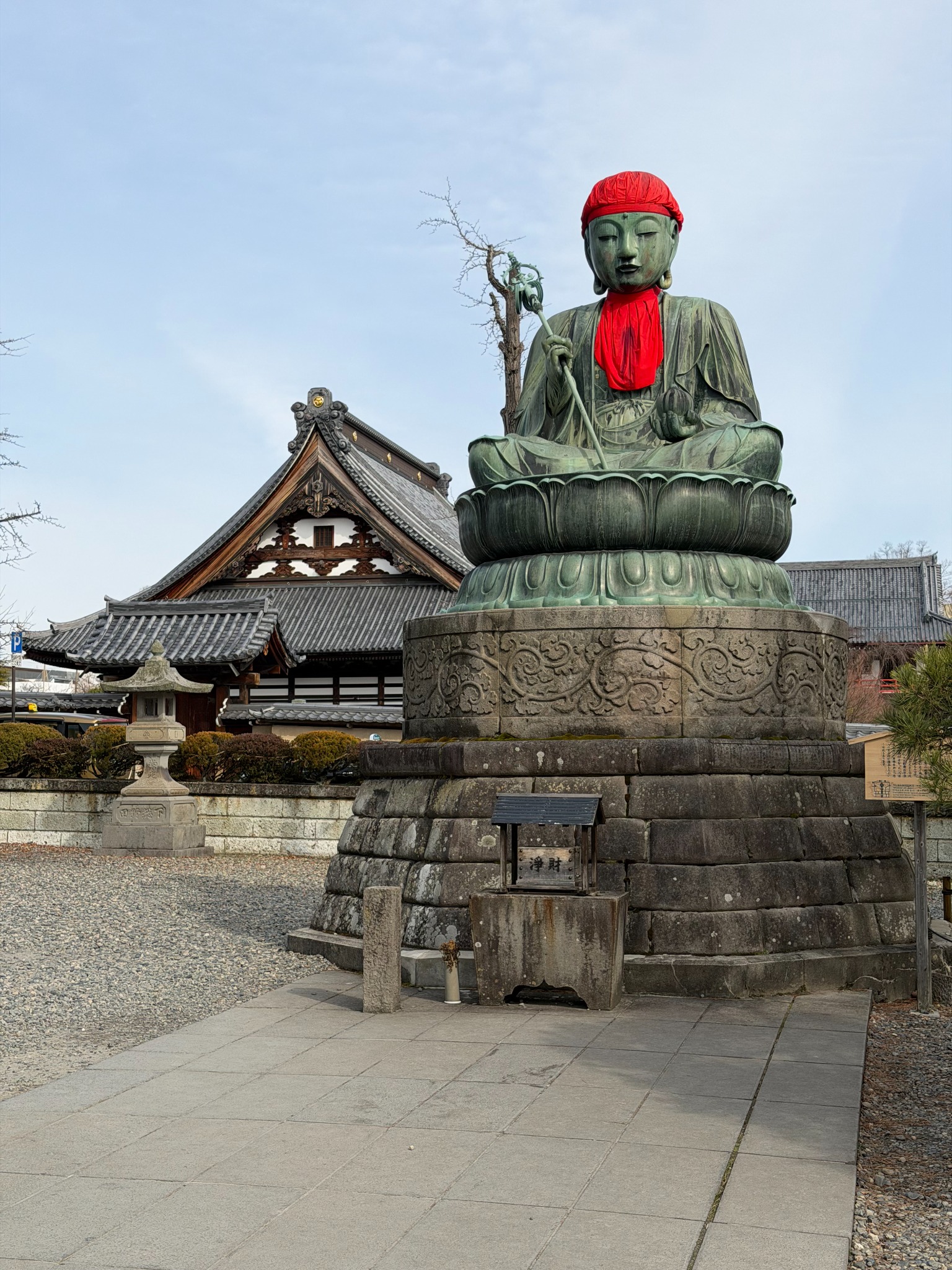 Estàtua davant d’un temple del Japó