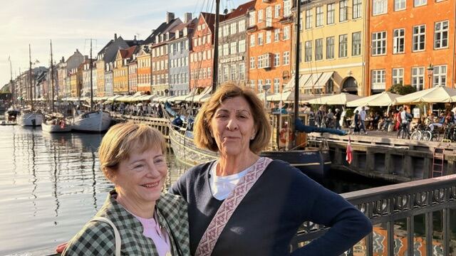 Dos personas en Nyhavn junto al canal