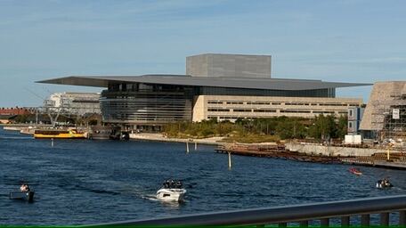 Ópera de Copenhague vista desde el otro lado del puerto