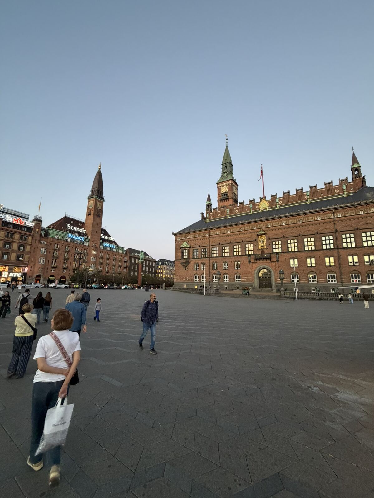 Plaza del Ayuntamiento de Copenhague al anochecer