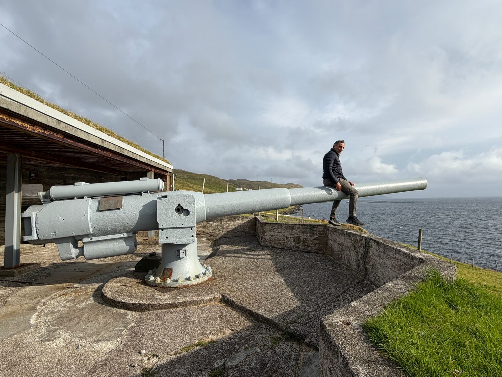 Cañón de la Segunda Guerra Mundial en la fortaleza de Nes