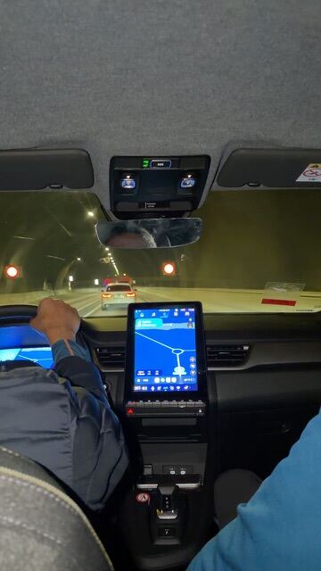 Conduciendo de noche por el túnel submarino con rotonda