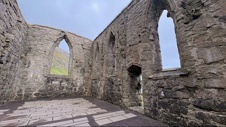 Interior de las ruinas de piedra de Kirkjubøur