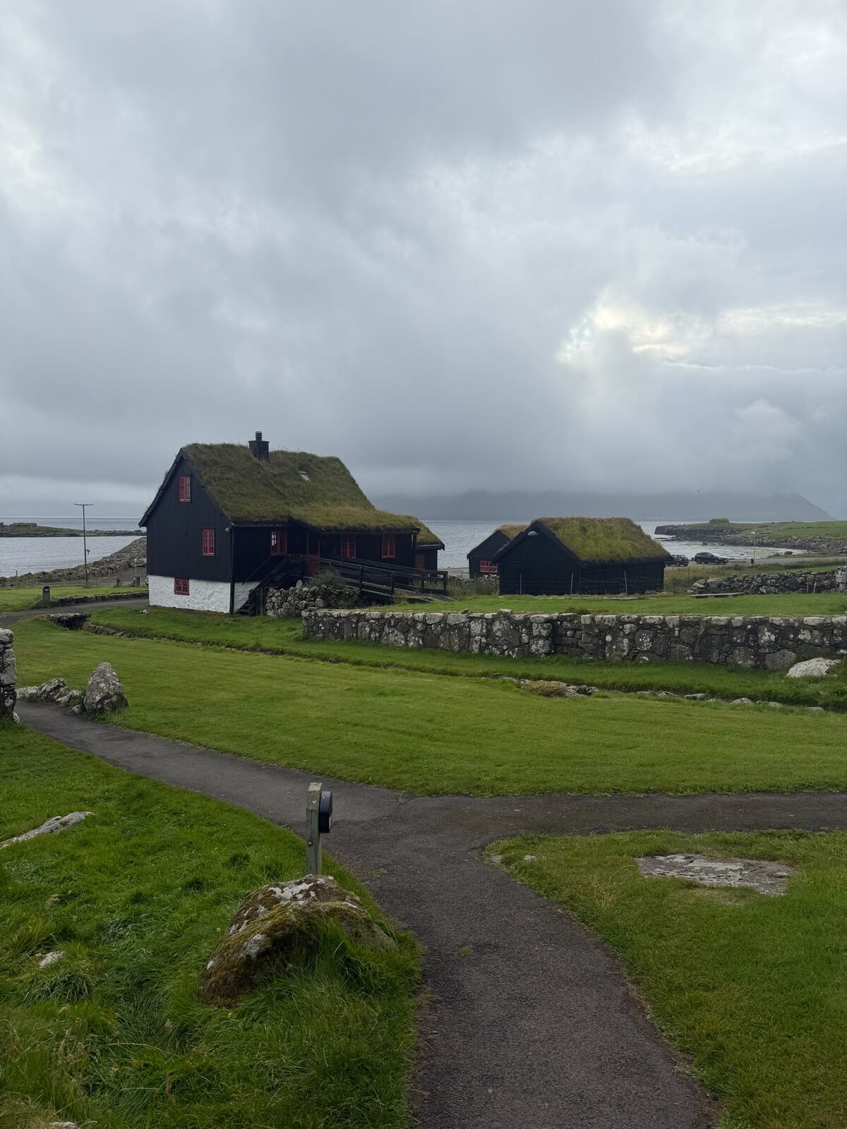 Casa negra junto al agua en Kirkjubøur