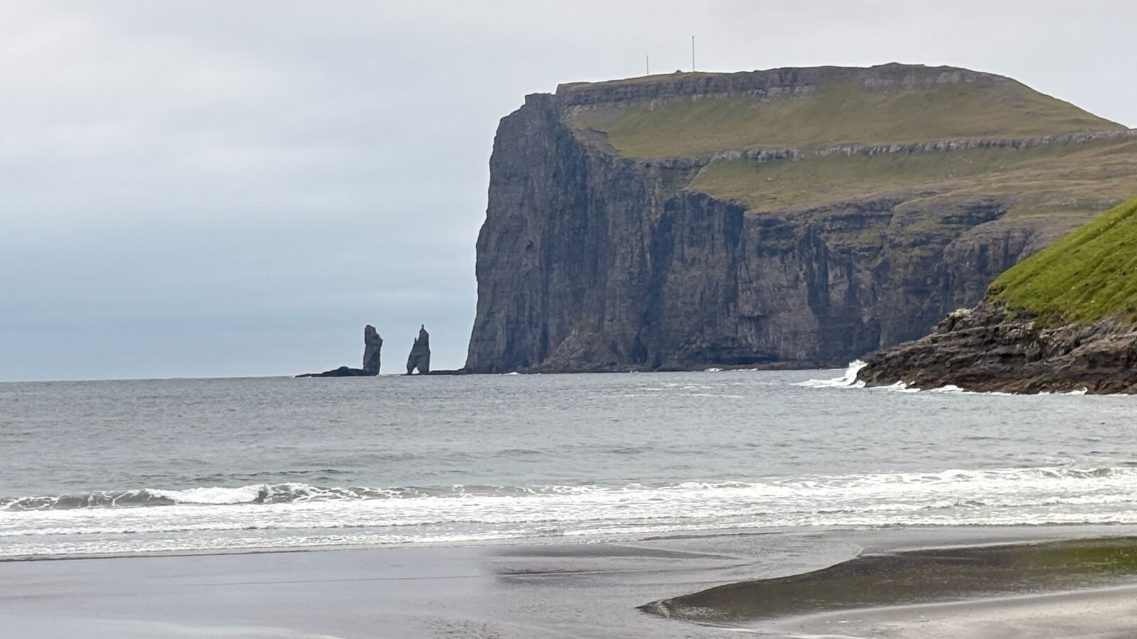 Risin og Kellingin desde la playa de Eiði