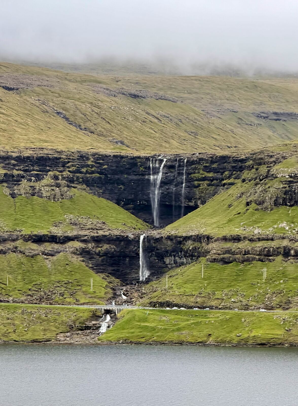 La cascada de Fossá vista desde el otro lado del fiordo
