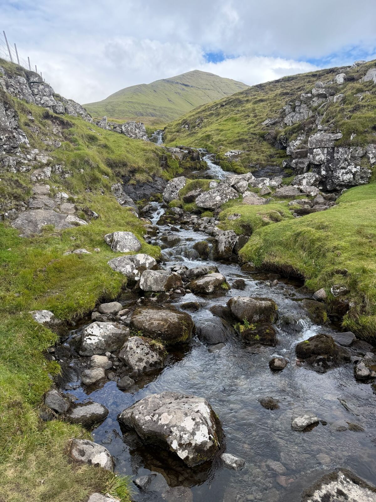 Arroyo entre rocas en algún punto de Feroe