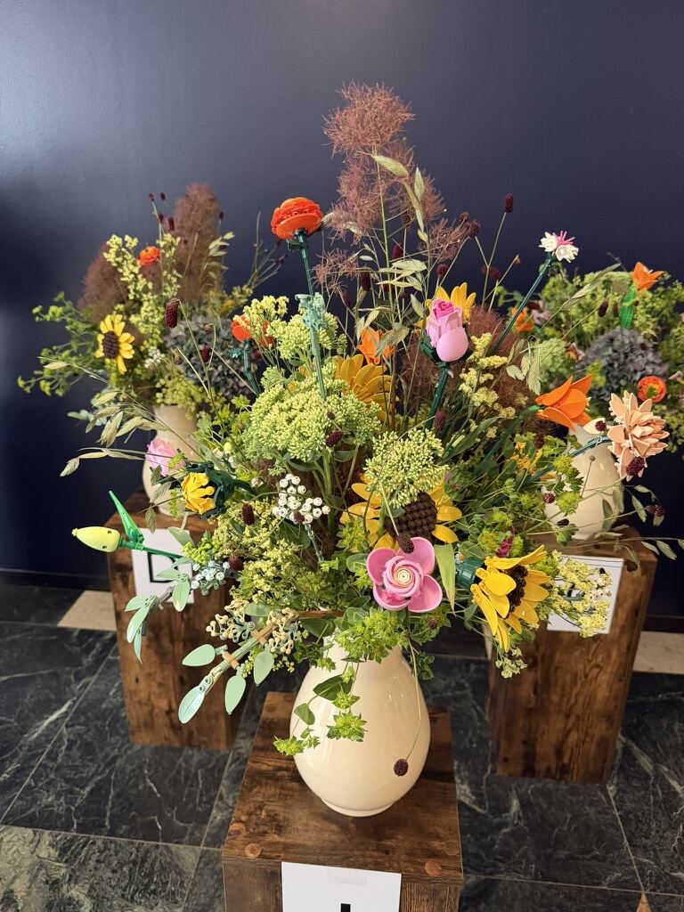 Ramo de flores hecho con piezas de LEGO en una exposición de Odense