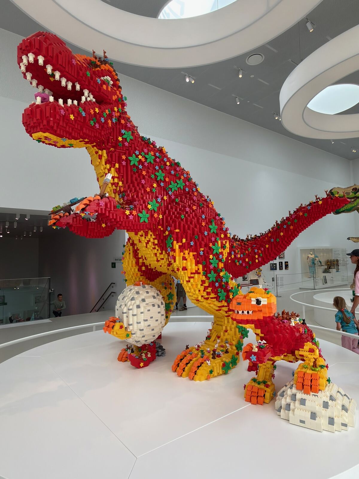 Escultura de dinosaurio hecha con piezas de LEGO en Billund