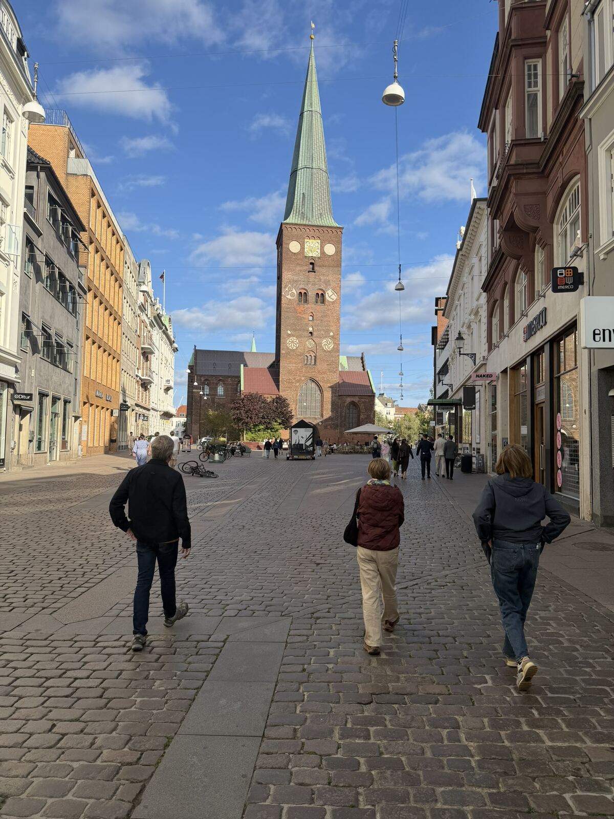Calle peatonal camino de la catedral de Aarhus