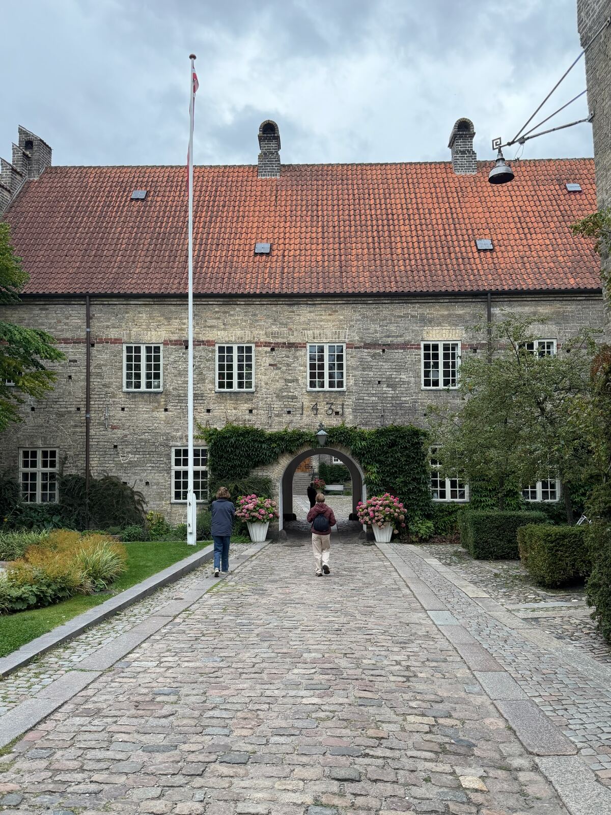 Patio del monasterio de Aalborg con la fecha 1431 en la fachada