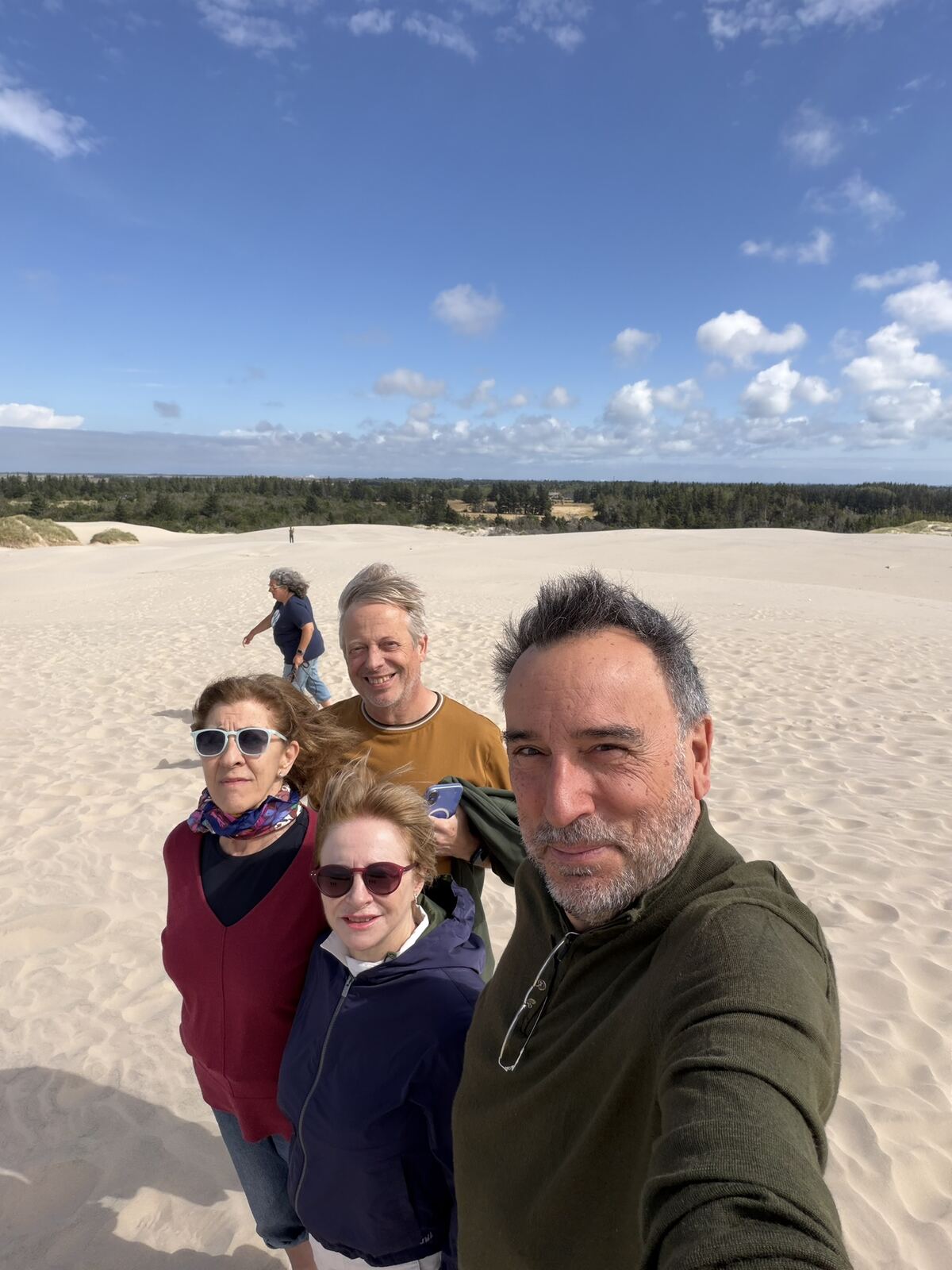 Grupo haciéndose un selfie en las dunas del norte de Jutlandia
