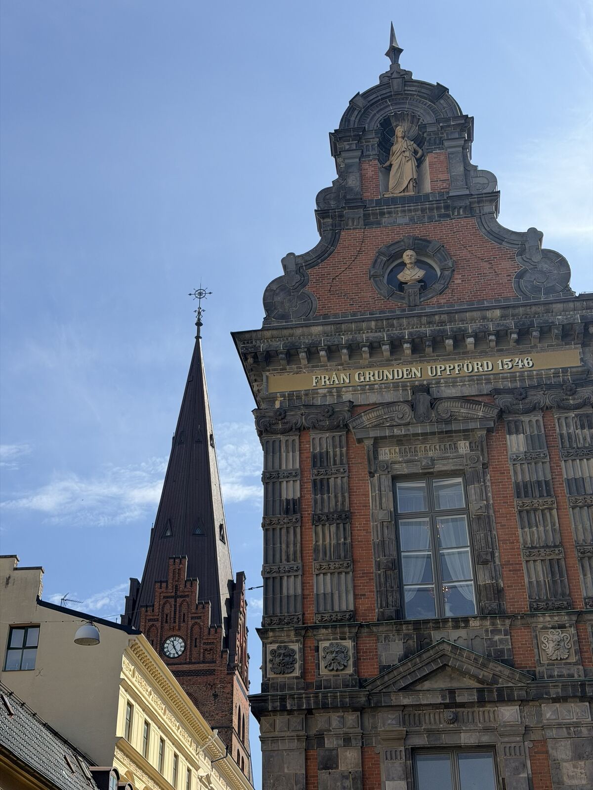 Fachada del ayuntamiento con la torre de la iglesia detrás