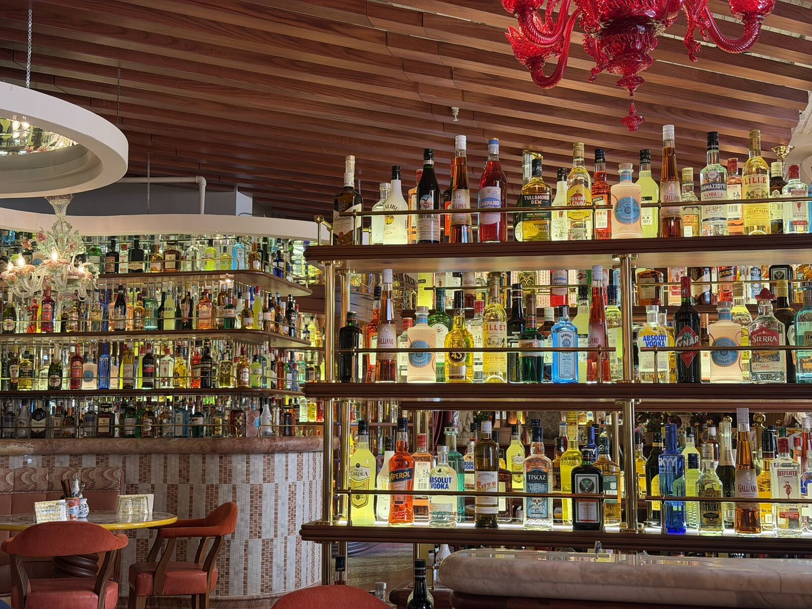 Estanterías repletas de botellas en un bar de Malmö