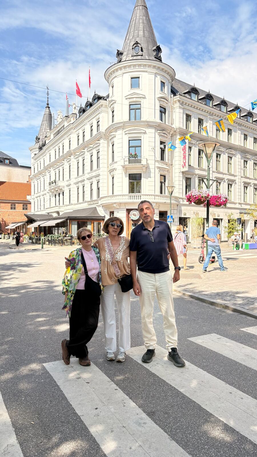 Torre blanca del Hotel Kramer con banderas suecas