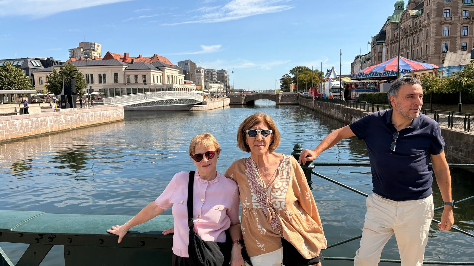 Canal de Malmö con carpa de feria al fondo