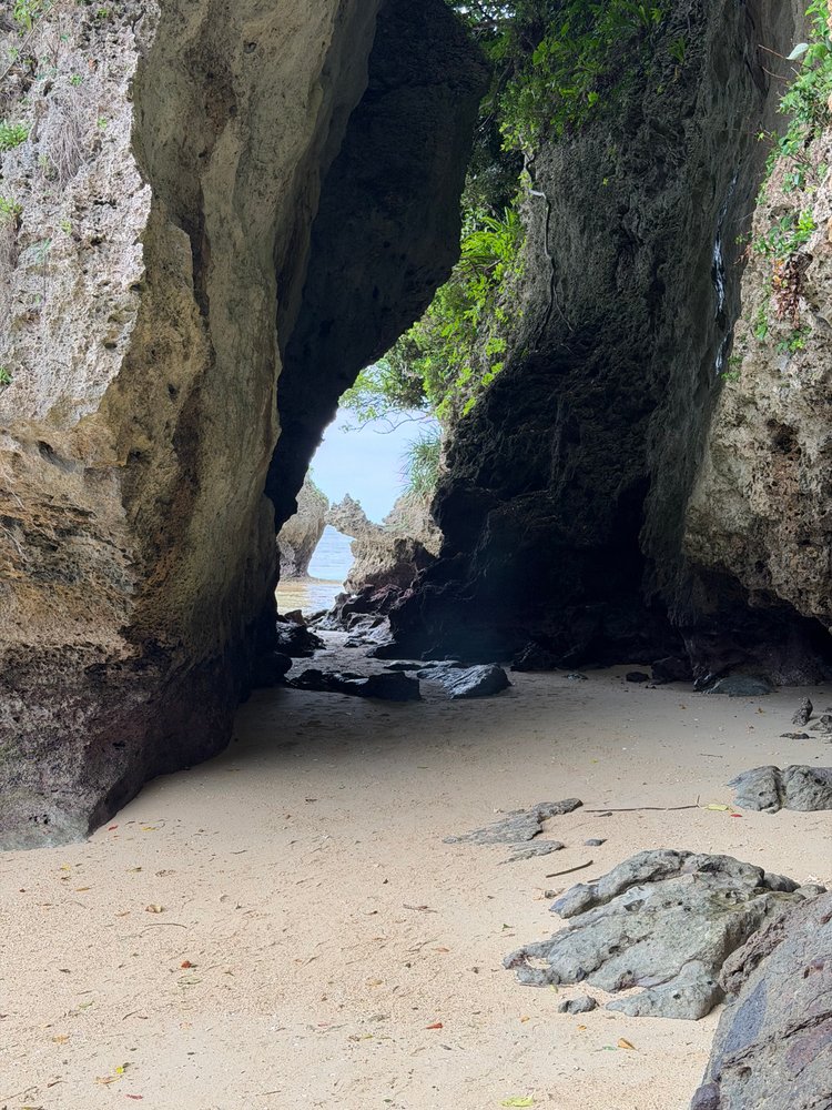La costa d’Ishigaki, a la sortida de la cova Sabichi